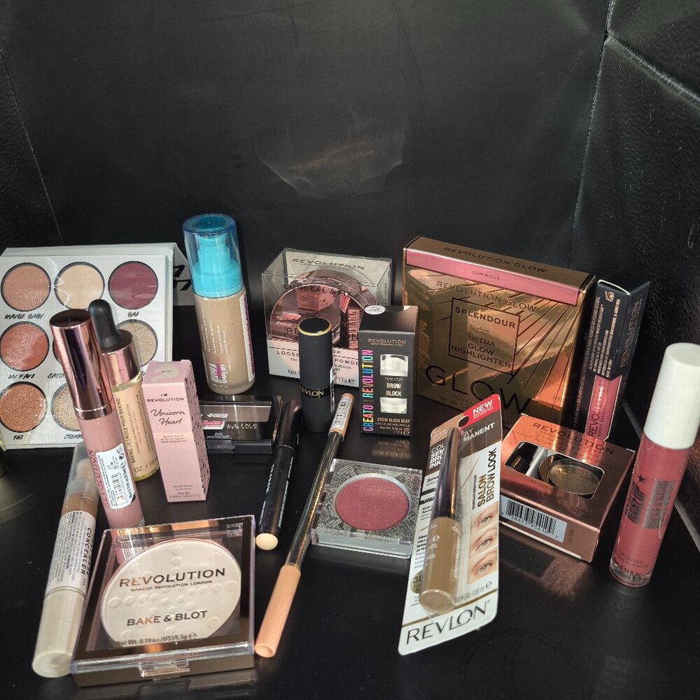 20 Piece Cosmetics Bundle - Never Used